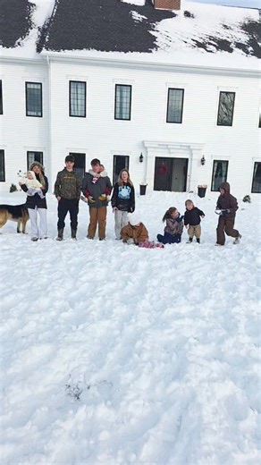 We may not do snow like our northern friends, but when it hits, everything shuts down and the kids are thrilled. 🎉❄️❤️ If you got 6 inches of snow, how many days would YOU be out of school? Have you ever lived in a northern state where this is just a normal Tuesday? | The Bradley Bunch