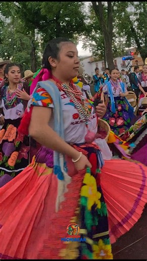 Las vueltas y giros en los bailes tradicionales de Michoacán En las danzas michoacanas, las vueltas y giros simbolizan la alegría, el cortejo y la conexión con la tierra. Los danzantes giran con fuerza y precisión, mostrando su destreza y elegancia, #cultura #pueblomagico | Tradición Michoacán