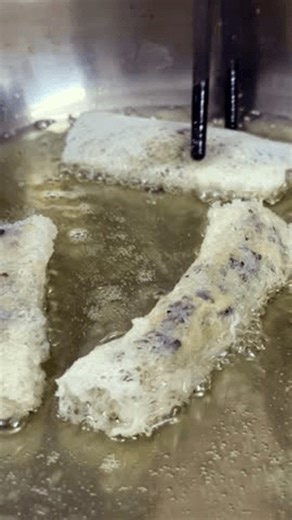 clip-3991593197-vietnamese-spring-rolls-frying-hot-oil-pan