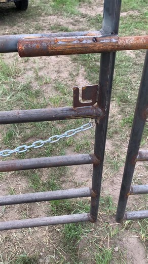 Simple handy gate latch #agfence #illinois #DiamondZFencing | fencing a fence