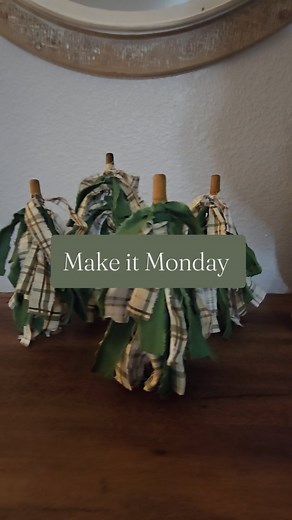 Make it Monday - Bobbin Fabric Trees Such a simple project to make very primitive looking trees. #holidaycraft #treecraft #vintage #homedecor | 5th & Fellow | Facebook