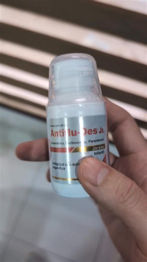 NUNCA HE RECETADO ANTIFLUDES y te voy a contar por qué... 💊 Este medicamento contiene AMANTADINA, un antiviral utilizado para tratar la influenza (afecta al virus de la influenza tipo A). ❌ NO SIRVE para otros virus que causan resfriado común o catarro (coronavirus, rinovirus, para influenza, etc). 🤓 Y esto es así por qué afecta una proteína específica de estos virus llamada proteína de matriz 2. 🙂‍↕️ La amantadina es un medicamento algo barato y con "leves" efectos secundarios (náuseas, vómi