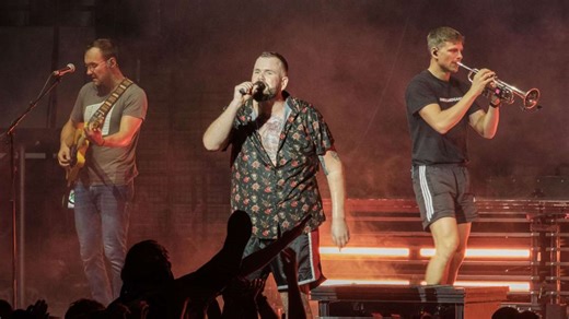 Konzert in der Porsche-Arena: Mit Freibier – So war das Konzert von Feine Sahne Fischfilet