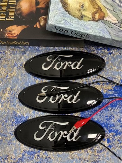 Check out the illuminated Ford logo. Here’s how it looks in the daytime and how it glows at night.#fotd #fordlogo #glowingvehiclelogo #FordF150 #F250