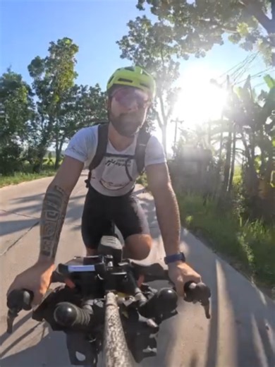 👉🏻 Jour 1017 du tour du monde à la force humaine 🚴🏻‍♂️🚣🏻‍♂️🌍 Ces dix derniers jours, j’ai traversé l’île de Java en Indonésie à vélo. J’ai bien tracé et les kilomètres se sont enchaînés assez vite. J’ai ensuite réussi à traverser le détroit de la Sonde grâce à un groupe de kayakistes locaux qui m’ont prêté un kayak et partagé leur expérience. Un grand merci à eux 🙏🏻 Me voilà maintenant sur l’île de Sumatra. Direction le nord, puis le détroit de Malacca. Une fois celui-ci traversé, j’att