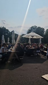 Sıradan belediye parkında , sıradan insanlar . Soğuk ingilizlerin pazar eğlencesi | Ilker Aydın