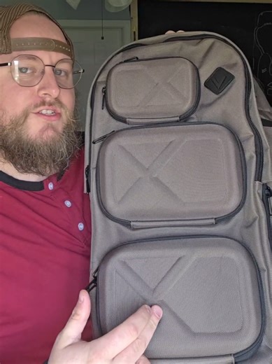 the Islander Saavy bag is my new go to for travel! Varia really thought of it all! #travel #carryon #backpack #tech