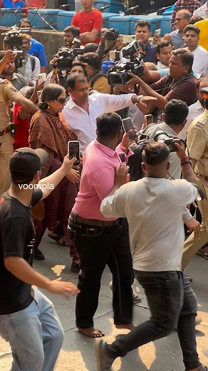 rip dharmendra. shabana azmi arrives at vile parle seva samaj for veteran actor dharmendra’s last rites | Voompla