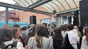 Tussy, un jeune rappeur en tournée dans les écoles secondaires - RTBF Actus