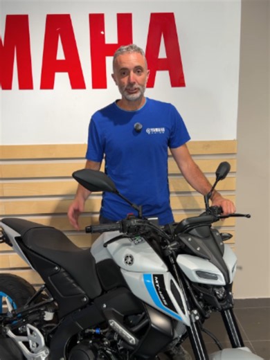 Cerchi una delle migliori 125 per iniziare? Allora devi considerare la Yamaha MT-125. Ha tre vantaggi che possono fare davvero la differenza. Primo: il motore con fasatura variabile. Ti permette di avere una buona risposta sia ai bassi sia agli alti regimi, rendendo la moto piacevole nel traffico e divertente quando inizi a guidare con più sicurezza. Secondo: la ciclistica. Non sembra quella di una piccola 125. Ti dà feeling, stabilità e una sensazione da moto di cilindrata superiore, aiutandoti