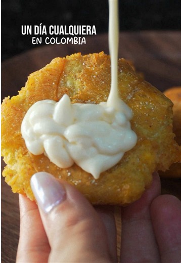 Patacón con queso costeño y suero: receta colombiana fácil