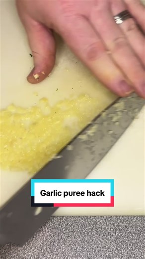 This saved dinner! How to make garlic puree. WOW! #garlicpuree #kitchenhacks101 #garlichacks #garlictok