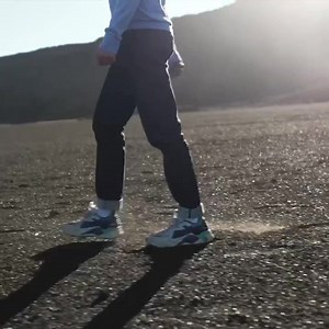 Le premier titre est sorti, le premier clip aussi Lien clip > https://youtu.be/29gOHmidswU Lien streaming > https://BenMazue.lnk.to/quandjemarche C’est maintenant qu’il faut dire merci et bravo à ceux qui ont fabriqué cette vidéo, @thierryhoarau.photography pour sa douceur et sa remontée de grand bassin seul, avec un bâton comme ami, Alice pour avoir tout manigancé depuis Paris, @ceriseaustrale et son amoureux Olivier pour leur feu de cheminée à bourg Murat, pour le pic nic à la sortie d