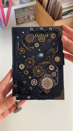 Steampunk Gear Journal 🕰️✨ Fall in love with journaling in a different era… The Steampunk Gear Journal is where stories meet clockwork — every page turning like a hidden mechanism of your mind ⚙️📖 Wrapped in vintage metal accents and intricate gear details, it’s a space to create, imagine and escape the ordinary. Let every note, sketch or plan feel like part of a grand invention — just for you 🔩✨ A timeless piece for curious minds and collectors alike ✨ Available now at paperwrld.com #paperwr