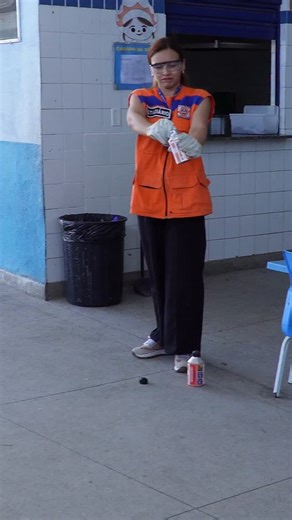 Prefeitura de Nova Iguaçu on Instagram: "Mais uma temporada do projeto "Escolas Seguras" concluída com sucesso! 🧯🔥 A Defesa Civil realizou um baita Exercício Simulado de Desocupação de Emergência. Foram 33 escolas realizando a atividade simultaneamente, envolvendo mais de 8 mil pessoas das comunidades escolares. Na E.M. Pera Flor, cerca de 400 crianças deixaram as salas de aula e se abrigaram no pátio em apenas 1 minuto e 18 segundos, tá? Mandaram bem demais!"