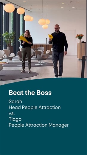 ✈️ Im Recruiting kommt es auf die richtige Flugbahn an und beim Papierflieger auch. Sarah vs. Tiago – Wer schafft die perfekte Landung? 🎯 . ✈️ En recrutement, tout est une question de bonne trajectoire – comme pour l’avion en papier. Sarah vs. Tiago – Qui réussira l’atterrissage parfait ? 🎯 . ✈️ Nel recruiting, conta avere la giusta traiettoria – proprio come per l’aeroplanino di carta. Sarah vs. Tiago – Chi farà l’atterraggio perfetto? 🎯 | PostFinance