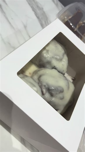 A long overdue trip to see Jasmine at The LilyTree Bakery today! 🍰✨ The hardest part? Choosing between the Cinnamon Buns, Chocolate Eclairs, Cake slices and those Doughnuts. (Spoiler: I didn’t choose, I got them all). Everything is 100% gluten, nut, and soya free. It’s pure magic! Not to forget Jaz & Chris have created the most welcoming little spot for the GF community. #glutenfree #coeliac #bakery #celiac