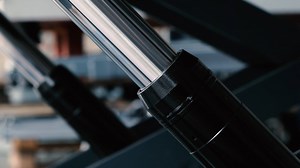 Hebebühnen Made in Germany im Test: Wie Technologieführer NUSSBAUM die Sicherheit und Qualität jeder Hebebühne gewährleistet. Alle neu entwickelten Hebebühnenmodelle von NUSSBAUM durchlaufen einen strengen internen Testprozess, der über die verpflichtenden Vorgaben hinausgeht. Nach Anlaufen der Serienproduktion wird jede einzelne NUSSBAUM-Hebebühne vor dem Versand aufgebaut und getestet. English version: https://www.facebook.com/NUSSBAUMgroup/videos/1511414092285515/ Version française: https://w