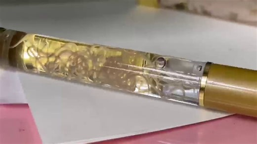 Pens with live parasites inside have started to be sold in Japan.At a fish processing plant, Anisakis simplex parasites are removed from fresh fish and then placed in a special solution inside the pen.The price is 550 yen.