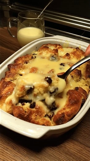 Old Fashioned Bread Pudding with Vanilla Sauce - Don't Lose This 😋 Ingredients Bread Pudding 6 cups day-old bread, cubed (French bread or white bread) 2 cups milk ½ cup heavy cream (or more milk) 4 large eggs 1 cup sugar 2 tsp vanilla extract Recipe in First Coʍmеոτ 💬👇 | Dinner Ideas