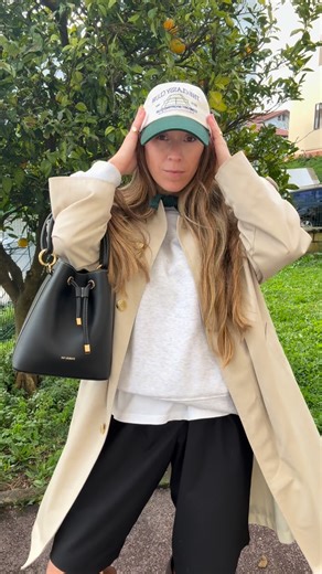 Ana on Instagram: "Saliendo de mi zona de confort con estas bermudas que me apetecían mucho y cuando tuve estas botas ya tenía el look en mente pero como no sabía si las iba a usar mucho esperé y ahora en rebajas las cogí a súper precio y creo que es un look muy cómodo, fácil con sudadera, camiseta blanca pero diferente, que me decís?"