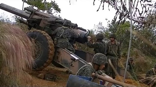 巴西陆军M114 155毫米榴弹炮射击