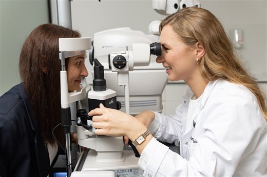 Optometrininkė pataria: kaip išsirinkti tinkamiausią akinių dangą?