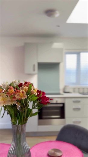 CRANBROOK | 2 Beds | £215,000 A modern detached coach house offering generous open-plan living, two double bedrooms (with built-in wardrobe to the main), a fully integrated kitchen, private garden and garage with ample off-road parking. Ideally located within walking distance of shops, schools and amenities in the popular new town of Cranbrook, with excellent access to Exeter, the M5 and A30. An ideal first home or investment opportunity. 💷 £215,000 📌 Horsewell Road, Cranbrook 🔗 completeprope