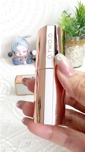 Misty matte lips but make it comfortable 💄 O.TWO.O Misty Kiss Lock Color Matte Lipstick gives soft-focus color, smooth application, and long-lasting wear without drying your lips. #OTWOO #OTWOOBeauty #MistyKissLipstick #MatteLipstick