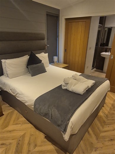 Dove Lodge: Luxury Hot Tub Retreat in Peak District