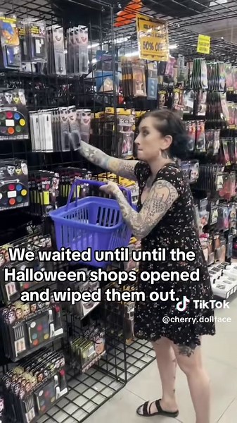 Nostalgic 90s Goth Style: Black Lipstick and More