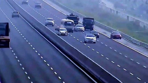 监控记录高速公路上发生的惨烈车祸现场