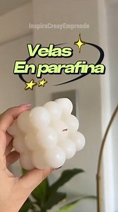 Domina diferentes tipos de ceras para tus velas ✨️ ¿PARAFINA para tus velas? 👀 Sí, pero con truco: es dura (ideal para moldes) y aguanta calor por su punto de fusión alto. Pero viene del petróleo (no es opción natural 🌿) Úsala cuando quieras acabado firme en moldes o mézclala con soya/coco para mejor textura y durabilidad. La clave es elegir la cera correcta para cada diseño. ✨ ¿Quieres dominar todas? Comenta PARAFINA o entra al link de mi perfil 🔥🕯️ #velas #parafina #candles #diy #paraffinw