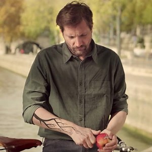 deejo – Klappbares Taschenmesser 37 g mit Gürtelclip – Griff aus Wacholderholz, Klinge aus Edelstahl Z40C13 – Motiv Jugendstil – Tischmesser, Wandern, Camping, Biwak