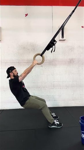 Ring pendulum squat