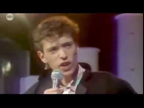 MC Miker G & DJ Sven -- Holiday Rap Video HQ