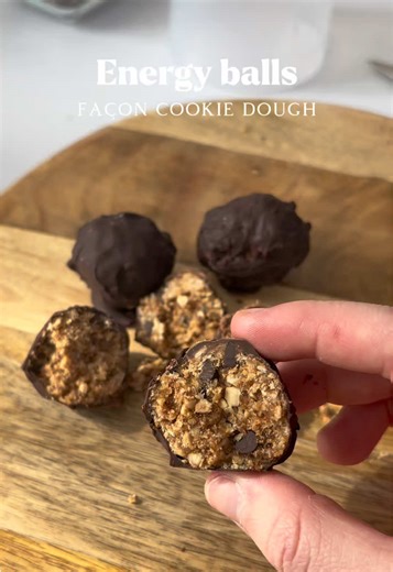 Recette Energy Balls façon cookie dough 🍪 Un snack gourmand, rapide à faire et parfait pour donner un peu d’énergie avant le sport🤭 Beurre de cacahuète Prozis : -10% de réduction sur le site @Prozis_official avec mon code « ESTELLEDVS » #energyballs #cookiedough #recettefacile #snackhealthy