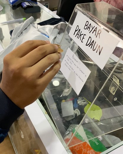 Zaenal Mutaqin on Instagram: "Cuman di xstyle belanja bisa pake daun 🤣"