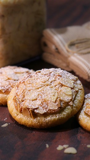 Les Cookies des Rois à la Crème d’amande, aussi appelés Cookies Frangipane🤴 pour changer un peu de la galette ! ☺️ De délicieux cookies composés d’une base sablée, garnie d’une crème d’amande moelleuse, fondante, le tout recouvert d’amandes effilées et concassées pour le croquant, parfait à déguster avec un thé ou un café à quatre heures 😍 Recette détaillée à retrouver sur ma chaîne YouTube 🥰❤️ #recette #cookies #epiphanie #patisserie #frangipane | Justincooking