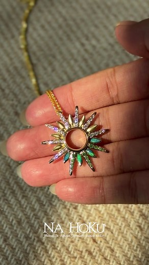 The Green Flash Sunset Pendant is a wearable tribute to the rare and mesmerizing occurrence of the Green Flash at sunset in Hawai'i. | Na Hoku - Hawaii's Finest Jewelers Since 1924