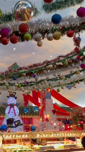 Experience holiday magic at Mandarin! Feast your eyes on our holiday displays as you savour delicious dishes with your family and friends! Make your phone reservations with your loved ones today! www.mandarinrestaurant.com | Mandarin Restaurants