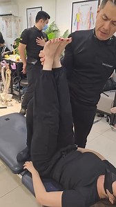 699K views · 11K reactions | 轻松掌握Master Jack健康秘诀,通过腰部拉伸运动，舒缓压力和不适，提升生活质量，从内到外焕发健康与活力！ #MasterJack #Mj #健康秘诀 #腰部拉伸 #压力舒缓 #生活质量 #健康提升 #拉伸运动 #腰部健康 #舒缓不适 #身体保养 #腰背放松 #运动健康 #健康 #腰部 #背部 #伸展運動 #拉伸锻炼 #保养运动 #保养 | JSPwellness健康体验馆 | Facebook