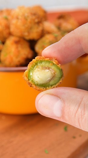 833K views · 1.2K reactions | CHEESY OLIVES!  The perfect snack doesn’t ex... If you’re an olive lover then these crispy cheese stuffed olives are perfect for you! 㮝Just drain your olives, stuff with cheese and pass them through beaten eggs and Panko breadcrumbs seasoned with 1tsp each of garlic granules and lemon zest, 2 tsp each of paprika and oregano and salt & pepper to taste (Repeat if needed) 燎Air-fry 200C for 3-4 mins until golden and crispy | Planet Food | Facebook