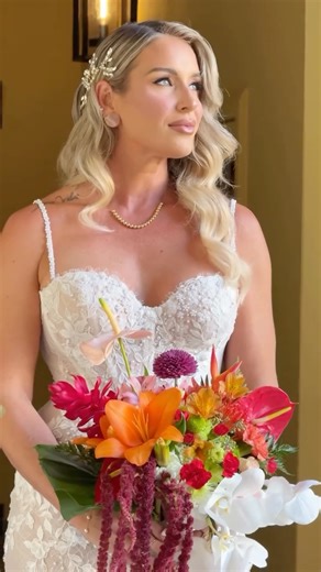 Destination Weddings & Event Planner | Puerto Rico & Beyond on Instagram: "FIRST LOOK of the stunning bride Melissa, glowing with her tropical bouquet in hand. Pure magic. 🌺🇵🇷 Hotel | @hotelelconvento / @oldsanjuanweddings Bouquet | @lafloretabyisa Photographer | @cristianescobarphoto Videographer | @illusionphotoart Hair & Makeup | @jany.mua / @cocktailsglam #sanjuanpuertorico #destinationwedding #weddingplanner #puertoricoweddings #destinationweddingplannerpuertorico #b