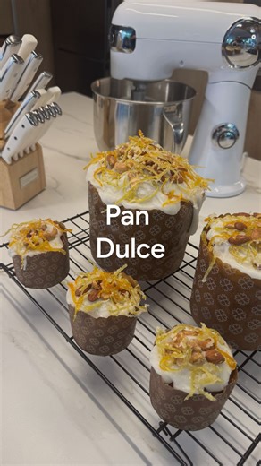 Coco Carreño | recetas y tips on Instagram: "✨PAN DULCE✨ Marta, no te podés perder la receta definitiva del Pan Dulce. INGREDIENTES: ♦️4 huevos ♦️250 g azúcar ♦️ralladura de 1 limon ♦️ralladura de 1 naranja ♦️3 cdas. cognac ♦️1 cda. extracto de malta ♦️gotas de agua de azahar ♦️1 kg de harina 0000 ♦️125 g de manteca a temp. ambiente ♦️300 cc de leche. Para el fermento: ♦️50 gr levadura ♦️1 cda. azucar ♦️1 cda. harina ♦️50 cc leche tibia ♦️600 gr de frutas secas tostadas: nueces, almendras, cast