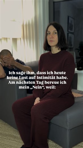 Claudia & Pegman | Weiblichkeit, Beziehung & Selbstwert on Instagram: "Mittwochabend. Wir liegen gemütlich auf dem Sofa. Meine Augen fallen immer wieder zu. Er kommt näher. Kuschelt sich an mich. Sein Atem an meinem Hals. Seine Hand an meinen Schenkeln. Ich spüre seine Lust. Und ich denke: ‚oh no… Ich bin doch so erschöpft.‘ Mein Körper ein klares Nein. Ich sage sanft, fast vorsichtig: „Ich kann heute nicht. Ich bin sehr müde. Ist das okay?“ Er sagt: „Ok.“ und lässt mich los. Mein schlechtes Gew