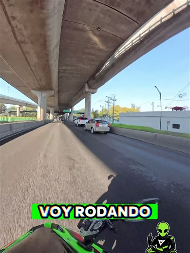 Cuando un biker te escucha y te regala la seña de aprobación… sabes que la nave anda fina 😎🔥 Esto es solo un pedacito, las aventuras completas están en YouTube 🎥🏍️ https://youtube.com/@elaliendelakawa?si=5Sc6qvmcQXKEOdBE 👉 ¿Te ha pasado que otro biker te haga la seña en plena rodada? #BikerRespect #Periferico #MotovlogMX #EntreBikers #aliendelakawa 👽🏍️
