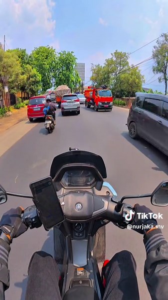 Cara nyebrang di jalan raya - Tutorial motor matic #ayohatihati
