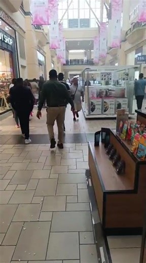 Business Robbery just occurred in Gateway Mall at Premjees. Please avoid area. 16:34 - 12/4/2026