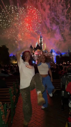 fireworks CARRIED @GiaNina #disneydescendants #theriseofred | descendants 4